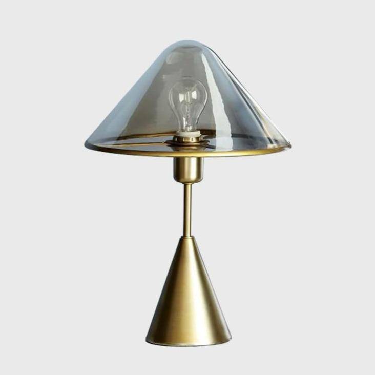 Lámpara de mesa design LED con base cónica en metal dorado