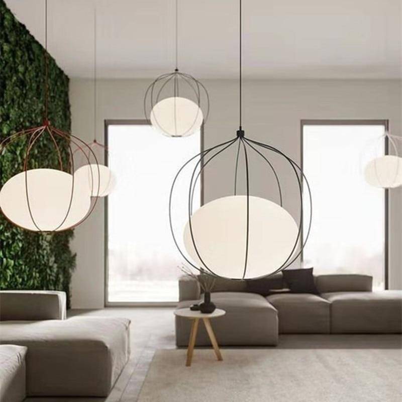 Suspension design LED en cage colorée avec sphère lumineuse en verre Hang