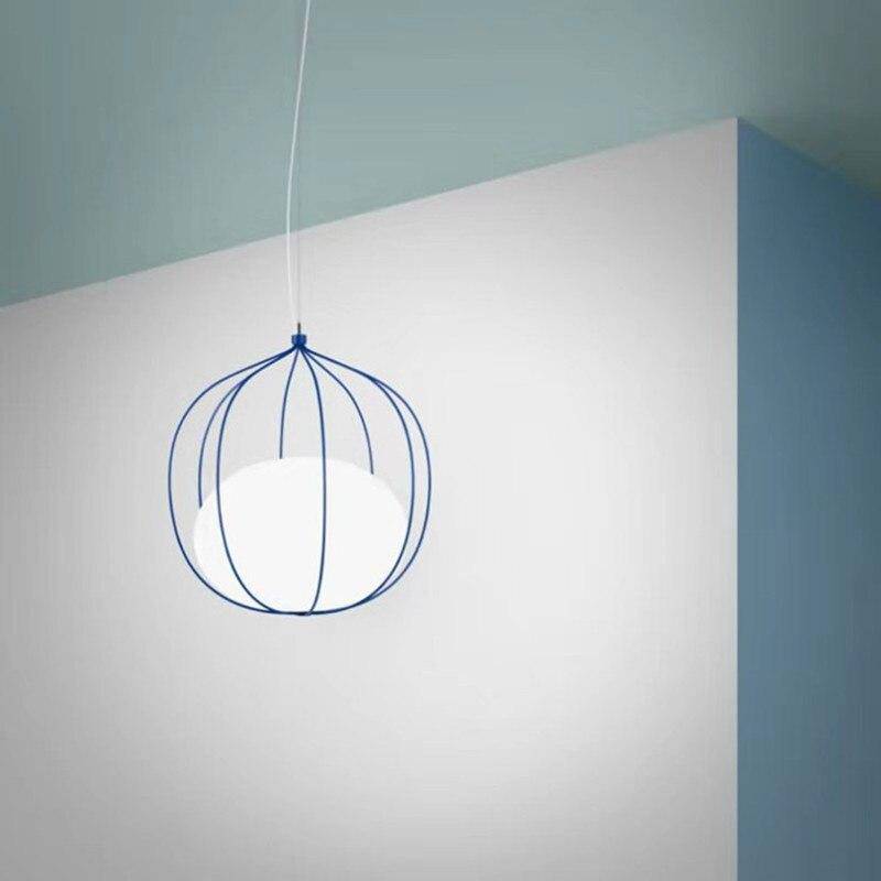 Suspension design LED en cage colorée avec sphère lumineuse en verre Hang