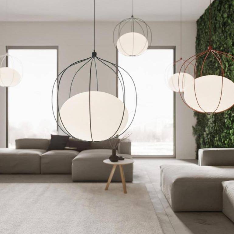 Suspension design LED en cage colorée avec sphère lumineuse en verre Hang