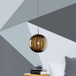 Suspension design à LED en boule de verre colorée