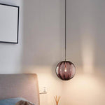 Suspension design à LED en boule de verre colorée
