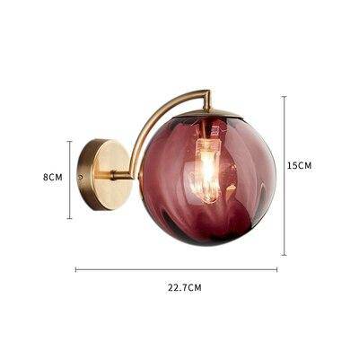 Lámpara de pared LED con tallo dorado y bola de cristal de color