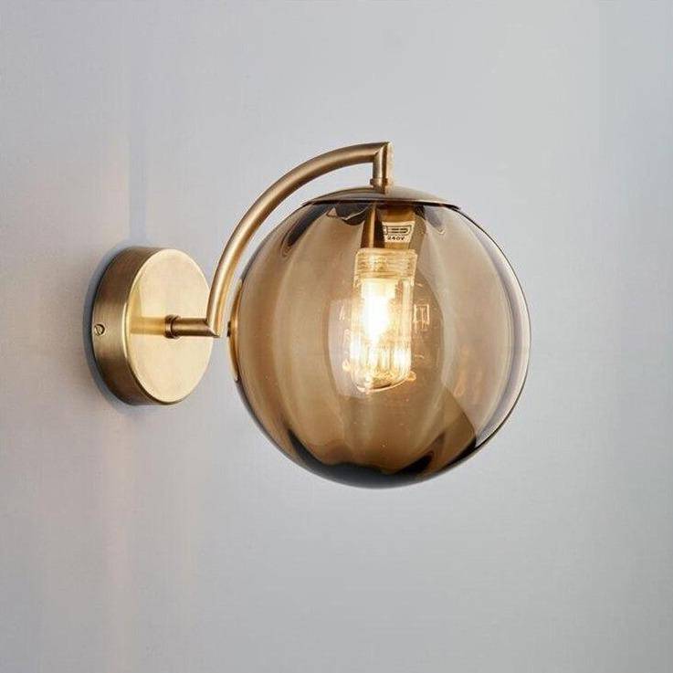 Lámpara de pared LED con tallo dorado y bola de cristal de color