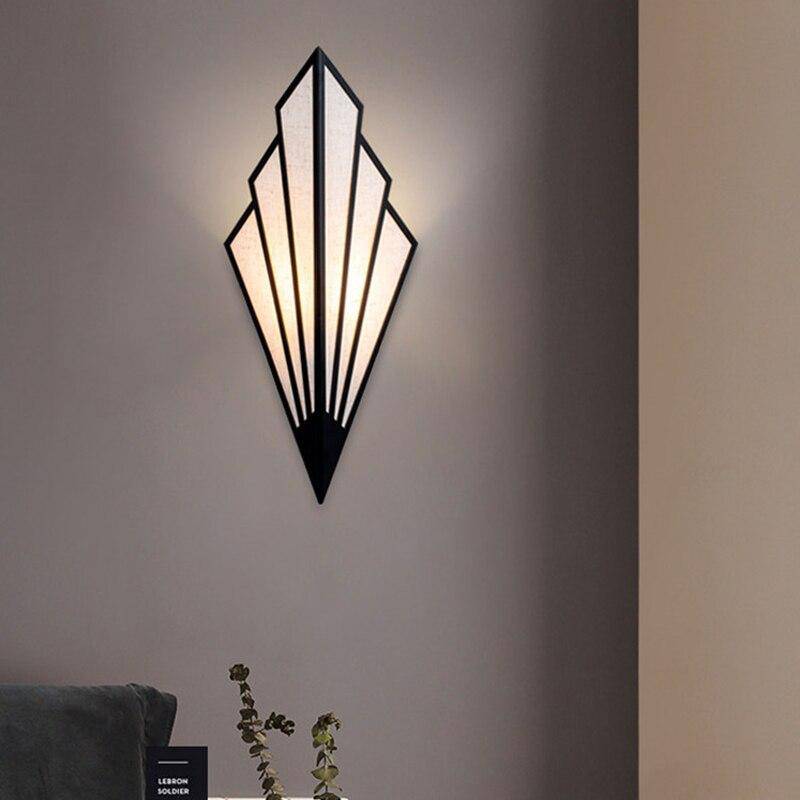 Applique murale design triangulaire LED en métal coloré