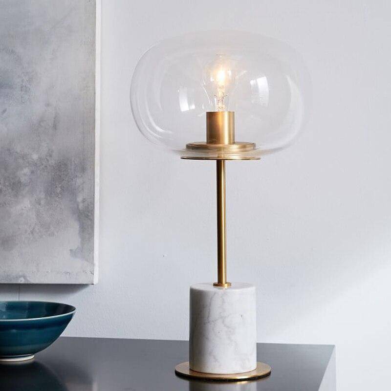 Lampe à poser design LED en marbre avec tige dorée et boule en verre