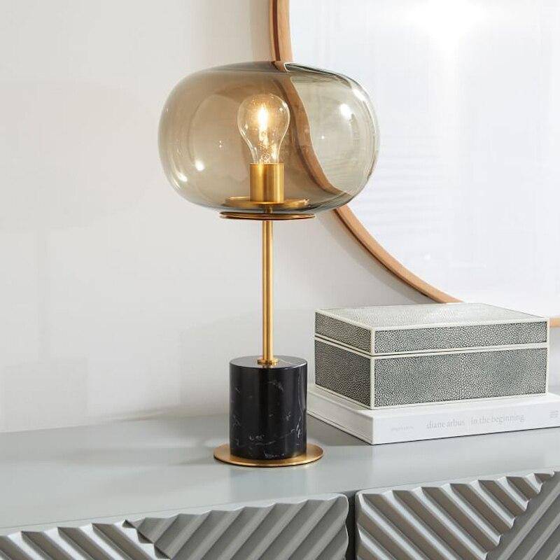 Lampe à poser design LED en marbre avec tige dorée et boule en verre