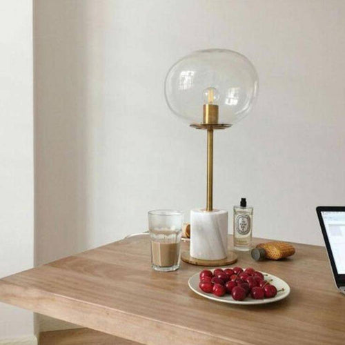 Lampe à poser design LED en marbre avec tige dorée et boule en verre