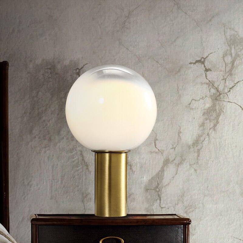 Lampe à poser design LED de forme cylindrique dorée et boule en verre blanc