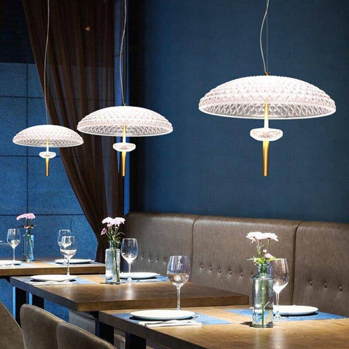 Suspension moderne LED en verre avec abat-jour arrondi et tige dorée - vue 6 sur 7