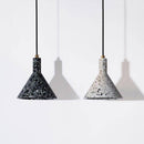 Suspension design LED avec abat-jour triangle en ciment style terrazzo