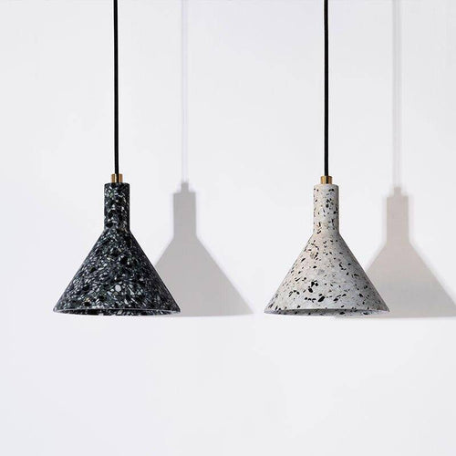 Suspension design LED avec abat-jour triangle en ciment style terrazzo - vue 4 sur 9