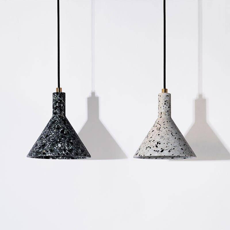 Suspension design LED avec abat-jour triangle en ciment style terrazzo