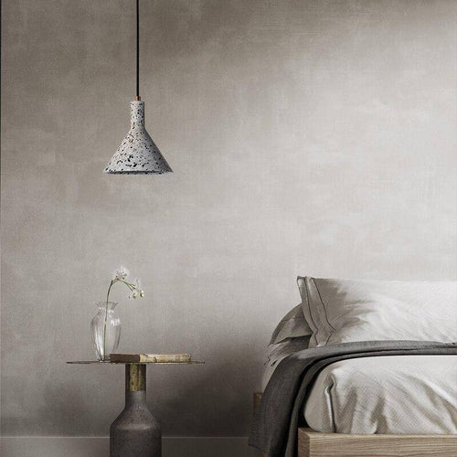 Suspension design LED avec abat-jour triangle en ciment style terrazzo - vue 3 sur 9