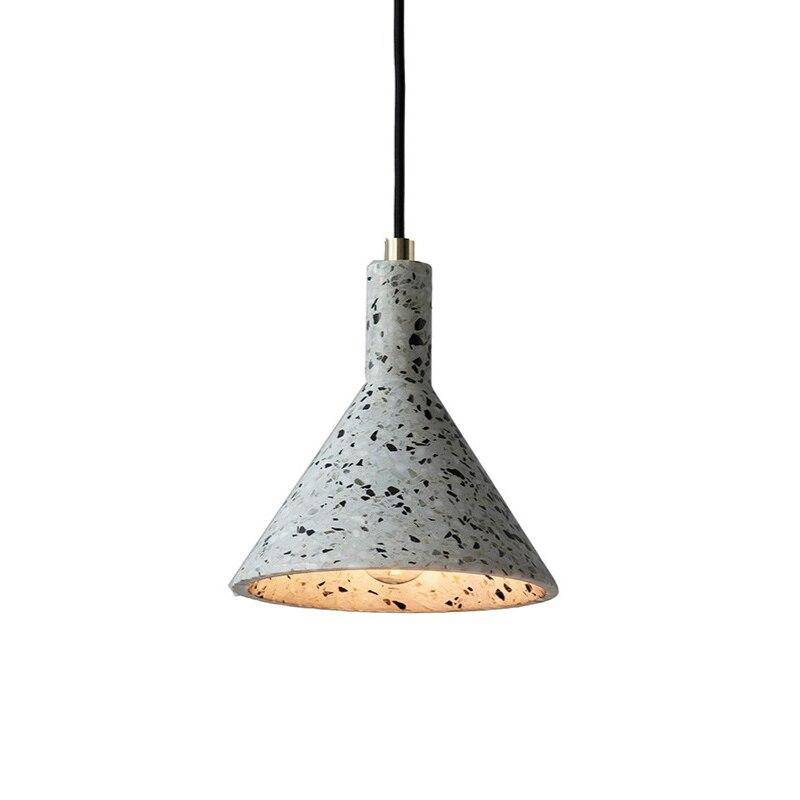 Suspension design LED avec abat-jour triangle en ciment style terrazzo