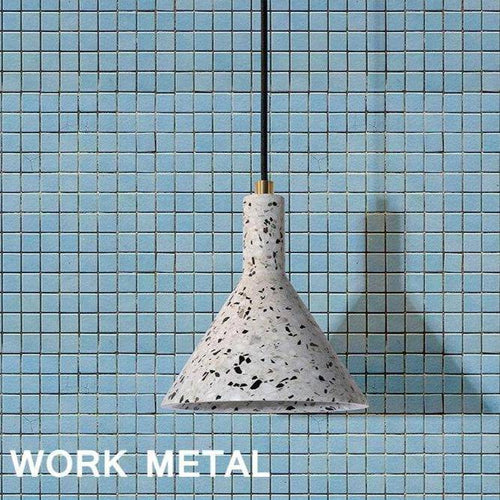 Suspension design LED avec abat-jour triangle en ciment style terrazzo - vue 6 sur 9