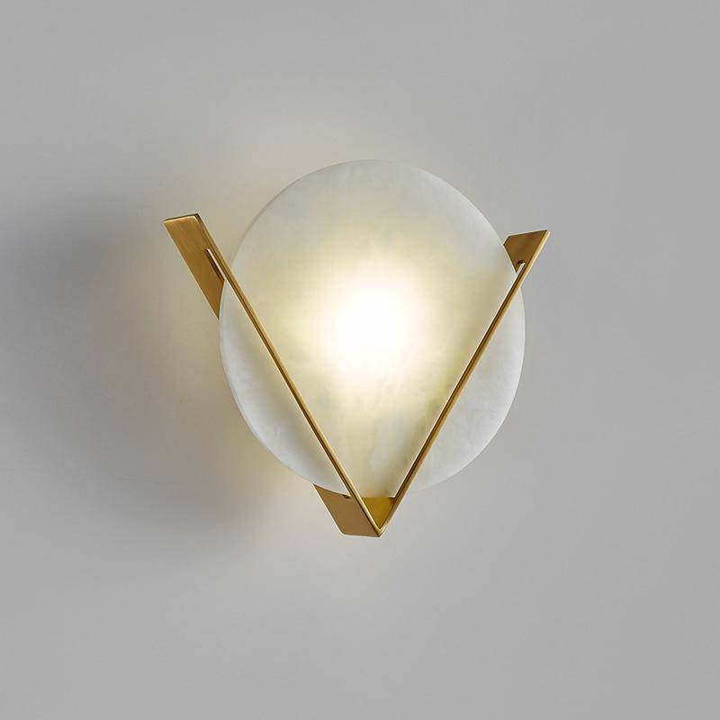 Lámpara de pared design LED con círculo de mármol y triángulo dorado