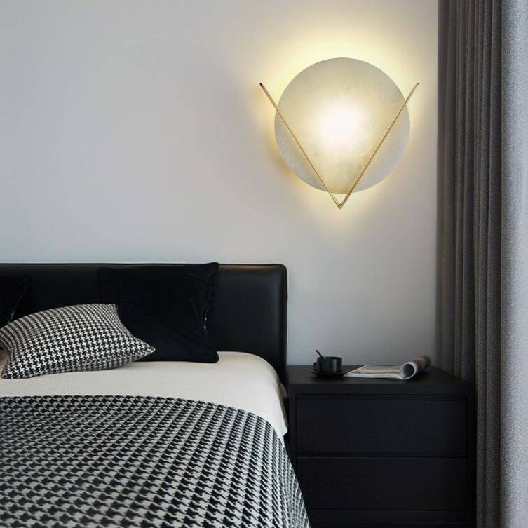Applique murale design LED avec cercle en marbre et triangle doré - vue 3 sur 5