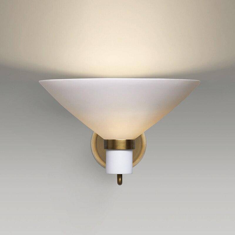 Applique murale moderne LED avec abat-jour triangulaire et tige cuivrée - vue 3 sur 4