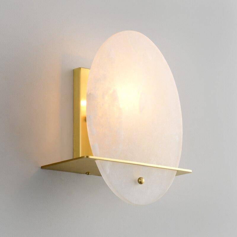 Aplique design LED redondeado en metal dorado y mármol