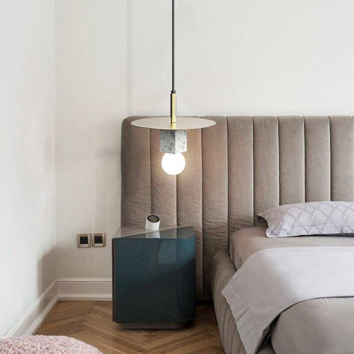 Suspension design LED avec cube en marbre et disque doré - vue 4 sur 11