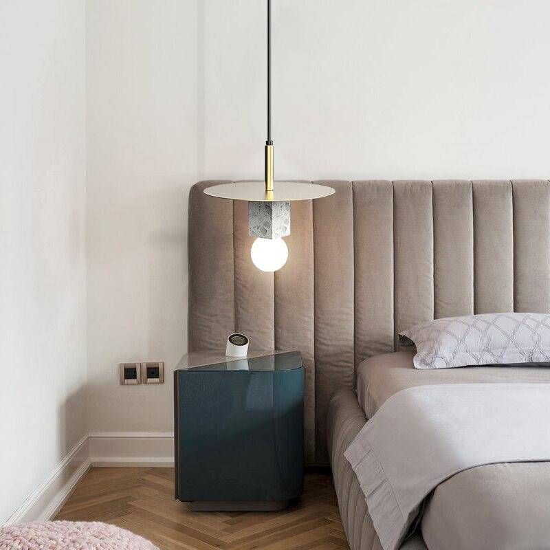 Suspension design LED avec cube en marbre et disque doré - vue 3 sur 11