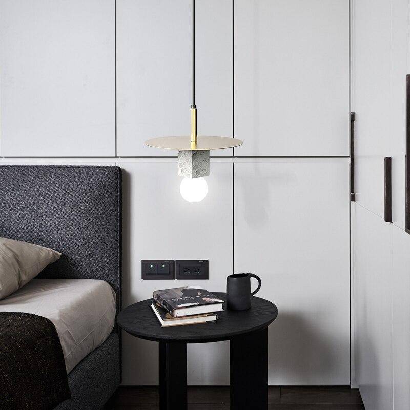 Suspension design LED avec cube en marbre et disque doré - vue 6 sur 11