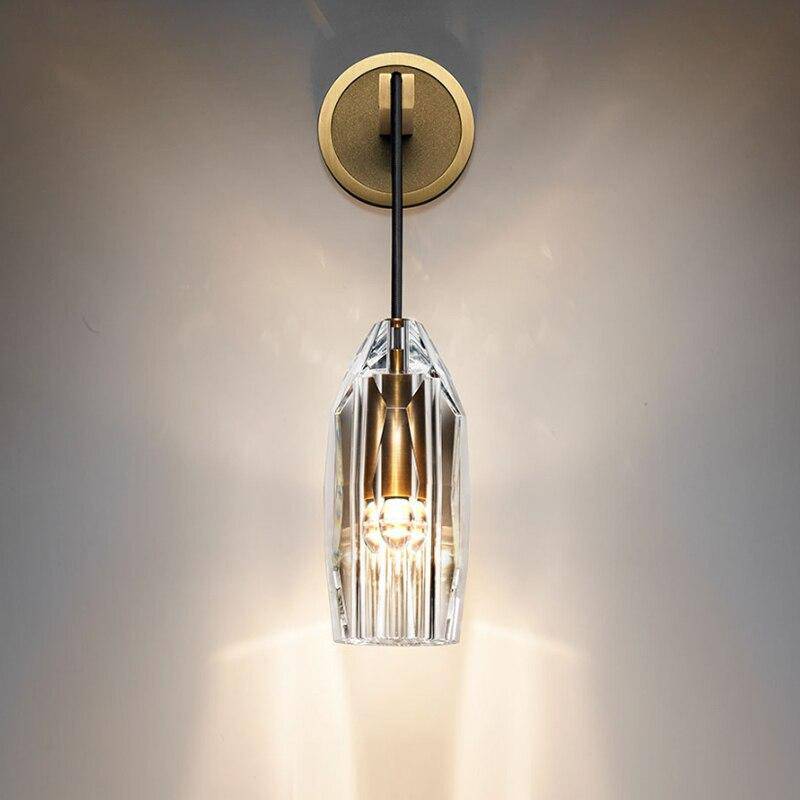 Applique murale design LED dorée avec abat-jour en verre cristal