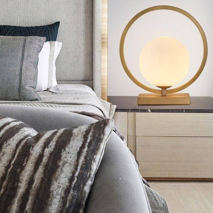 Lampe à poser design LED avec boule et cercle doré Hotel