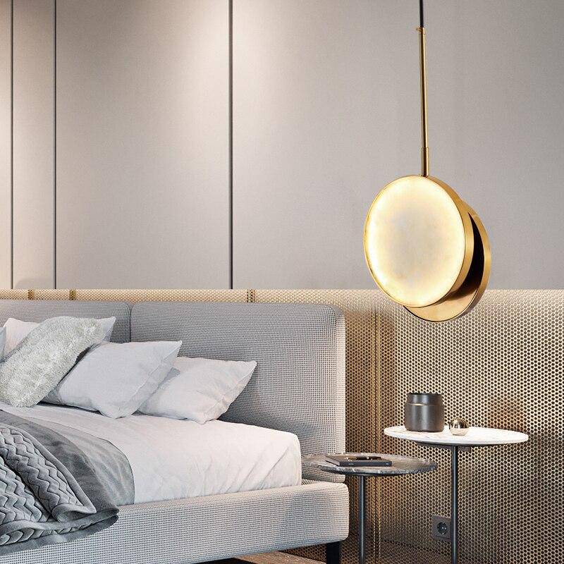 Suspension design LED avec disque en marbre et bords dorés