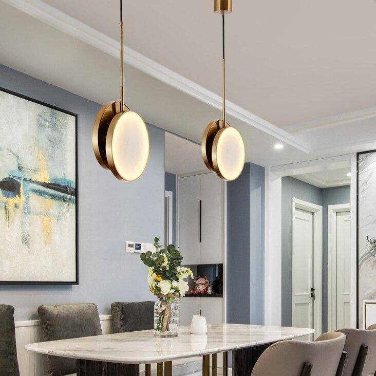 Suspension design LED avec disque en marbre et bords dorés - vue 3 sur 6