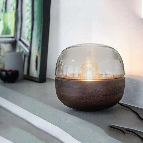 Moderna lámpara de mesa LED con base de madera y base de cristal redondeada