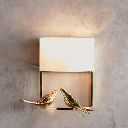 Lámpara de pared design LED con dos pájaros dorados y pantalla blanca
