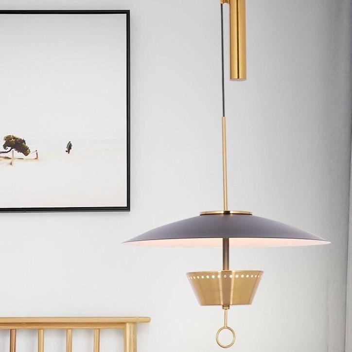 Suspension design LED dorée avec abat-jour chapeau noir - vue 4 sur 4