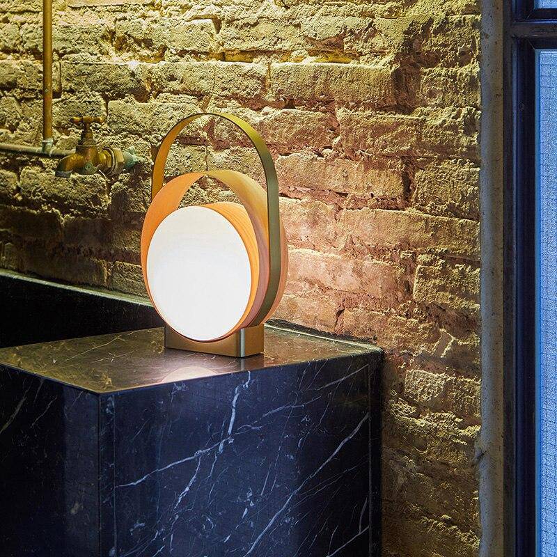 Lampe à poser design LED avec anneaux métal et disque lumineux