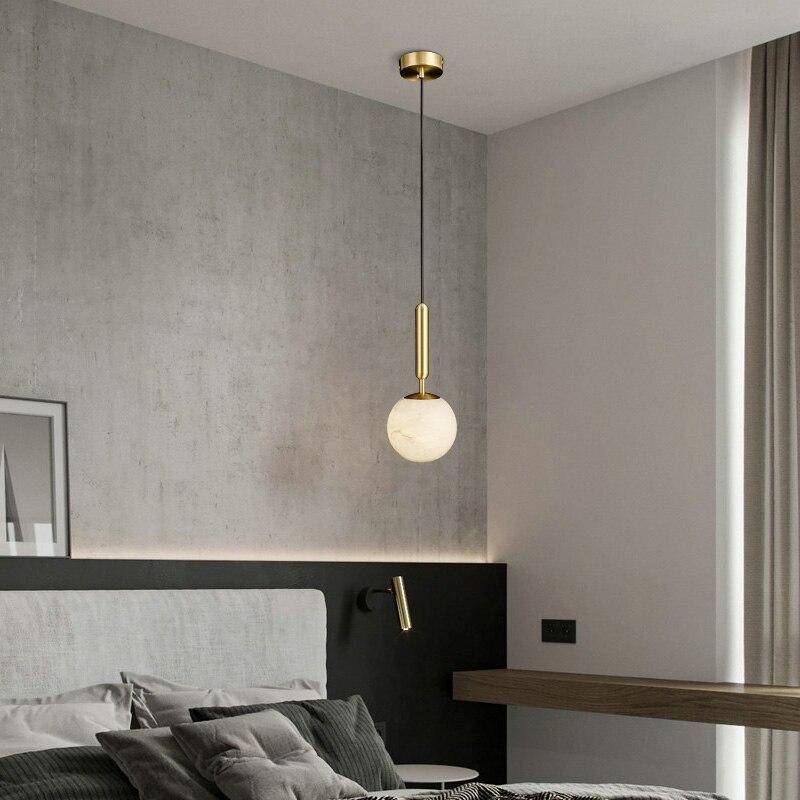 Suspension design LED dorée avec boules en marbre - vue 2 sur 5