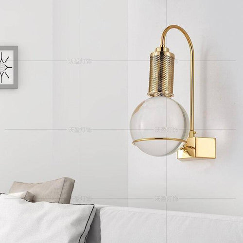 Lámpara de pared design LED en forma de bombilla dorada y bola de cristal
