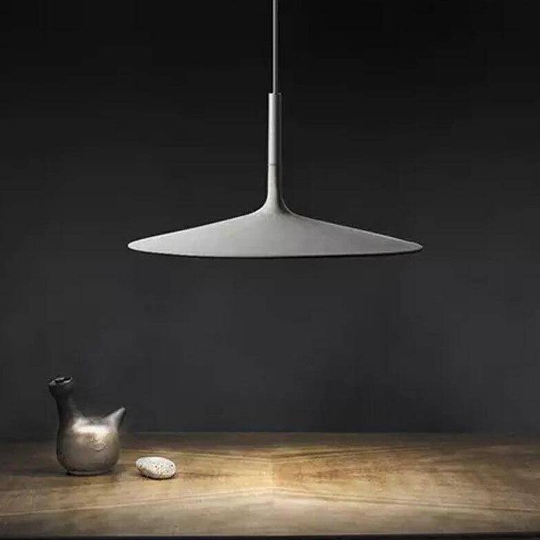 Suspension design LED avec abat-jour chapeau en ciment gris