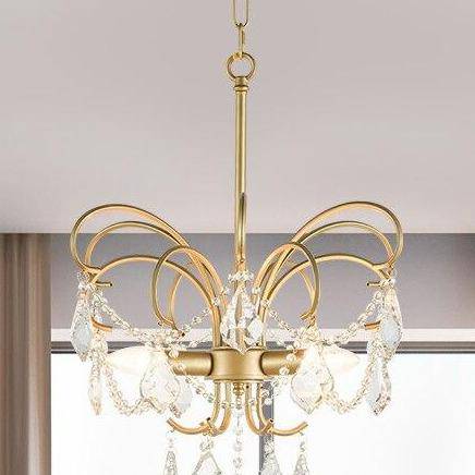 Araña design LED con ramas doradas y cristal de lujo