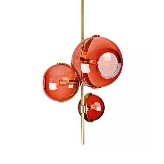 Suspension design LED avec tige doré et trois boules en verre rouge