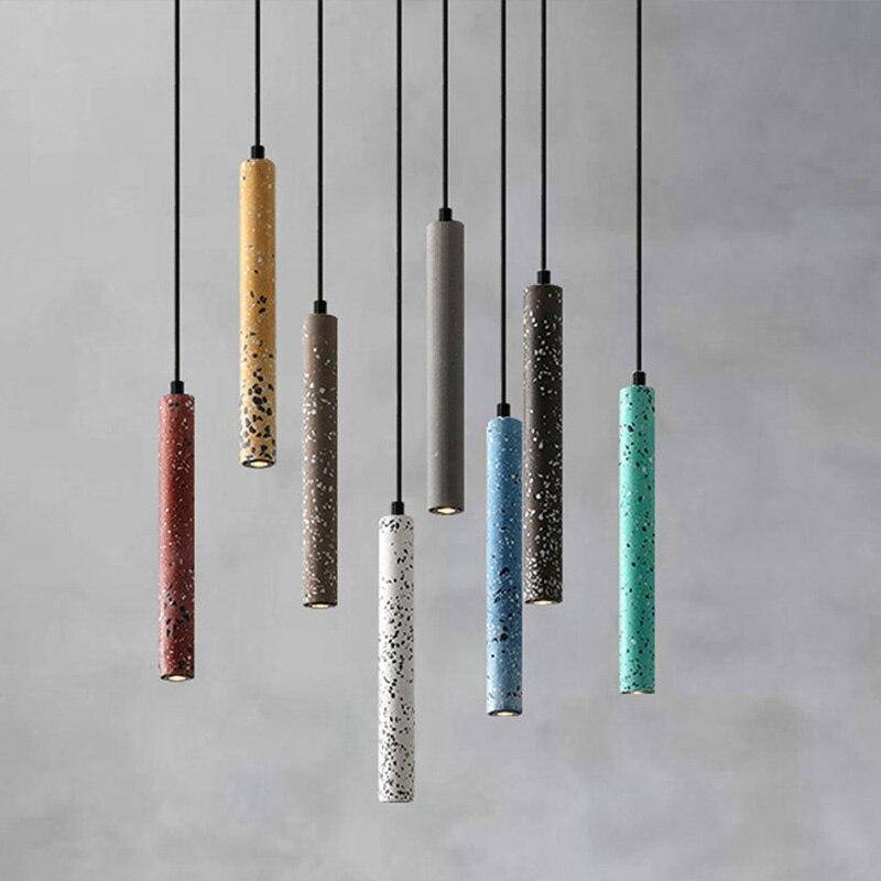 Suspension design LED allongée en ciment terrazzo coloré