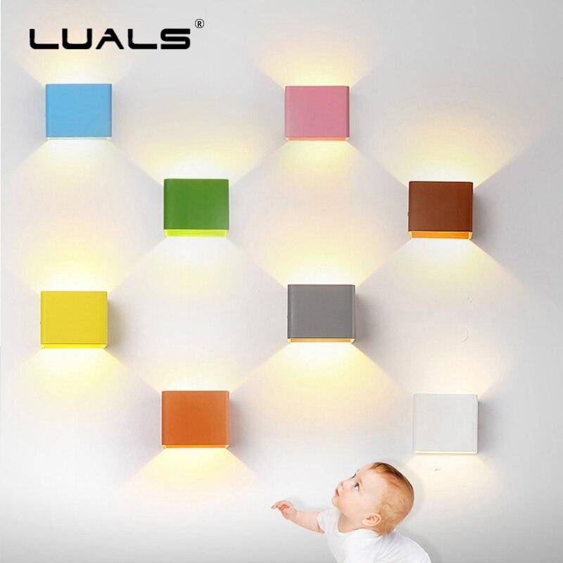 Moderna lámpara de pared LED en forma de cubo de metal coloreado