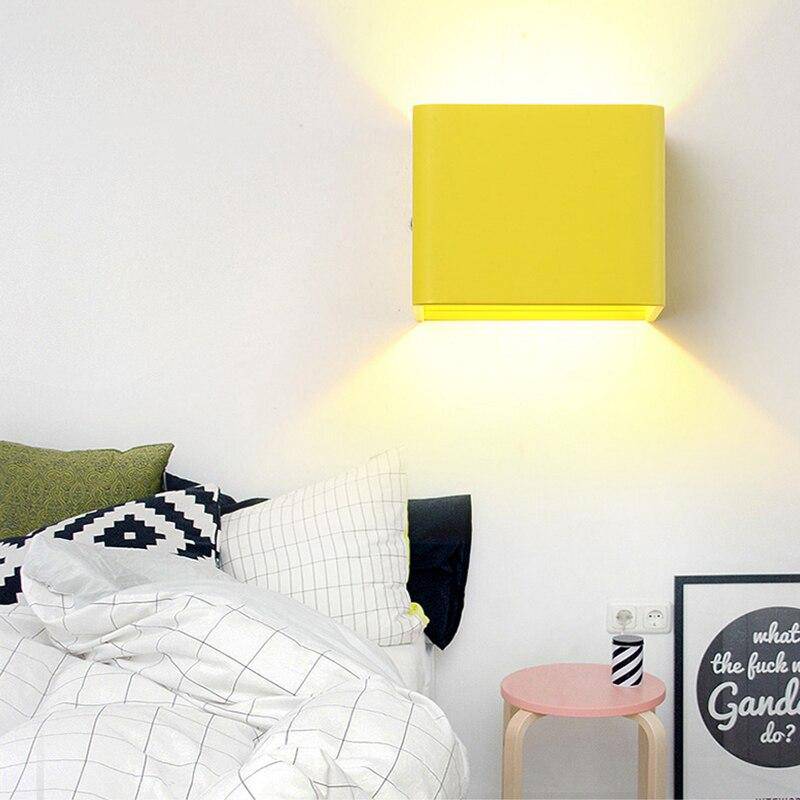 Moderna lámpara de pared LED en forma de cubo de metal coloreado