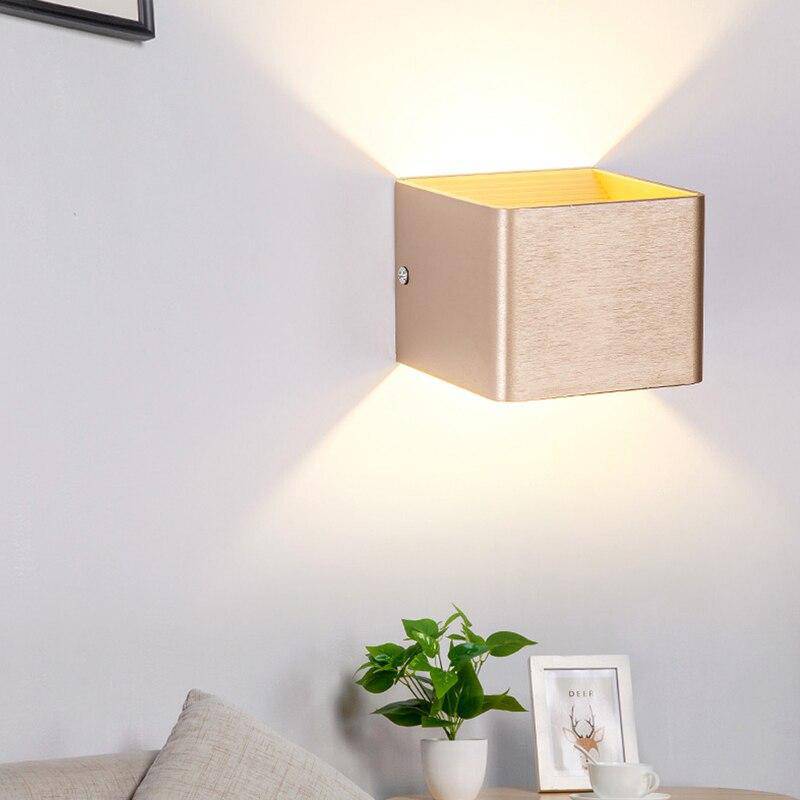 Moderna lámpara de pared LED en forma de cubo de metal coloreado