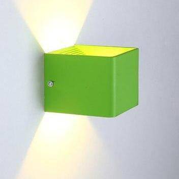 Moderna lámpara de pared LED en forma de cubo de metal coloreado