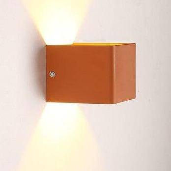 Moderna lámpara de pared LED en forma de cubo de metal coloreado