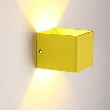 Moderna lámpara de pared LED en forma de cubo de metal coloreado