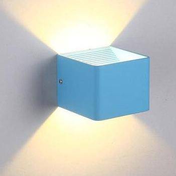 Moderna lámpara de pared LED en forma de cubo de metal coloreado