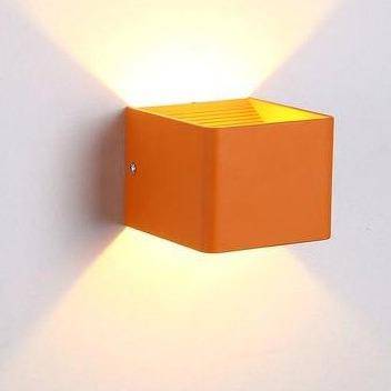 Moderna lámpara de pared LED en forma de cubo de metal coloreado