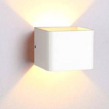 Moderna lámpara de pared LED en forma de cubo de metal coloreado